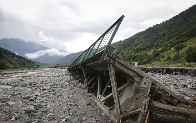 Количество погибших при сходе оползня на курорте Шови в горах Грузии возросло до 26