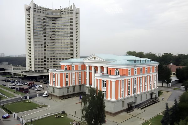 Фестиваль «Театральная весна» завершится спектаклем «Детектив со вкусом кофе» 