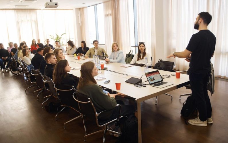 инфлюенсеры обсудили медиа-зависимость детей