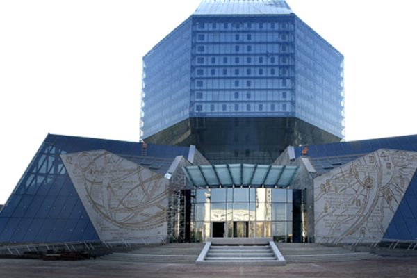 В Национальной библиотеке открылась выставка семьи Поплавских