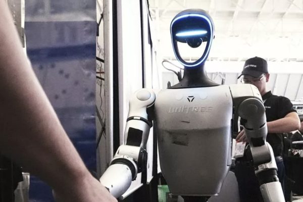 На АЗС под Гомелем запустили первый роботизированный торговый павильон