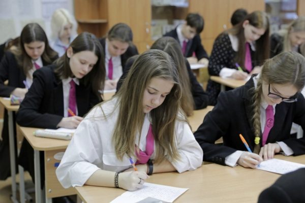 Гаджеты и нехватка движения: школьники все чаще страдают от нарушений осанки и зрения