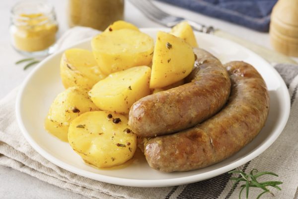 В Беларуси начали производить и отправлять на экспорт колбасу с картофелем 