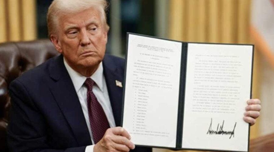 Дональд Трамп с документами