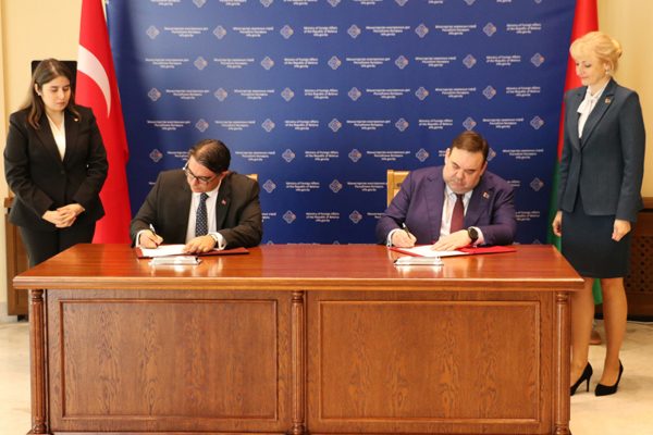Беларусь и Турция подписали протокол о безвизовом пребывании водителей и экипажей