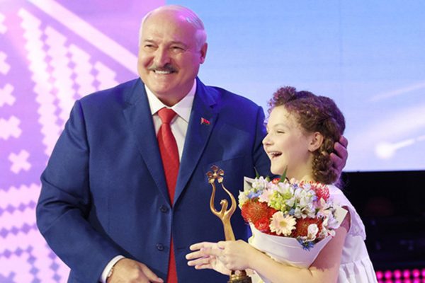 Президент Беларуси лично вручил главный приз юной певице Амалии Сухан на детском музыкальном конкурсе