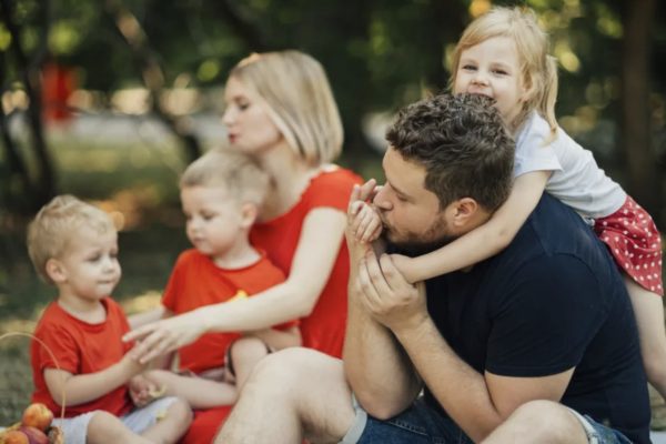 Многодетные семьи Брестской области получили 7,7 миллиона рублей поддержки