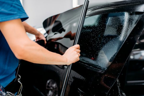 С 1 сентября в Беларуси меняются правила для тонировки и зимней резины автомобилей