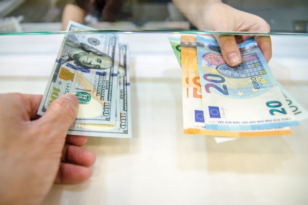 Физлица в январе остались чистыми продавцами иностранной валюты