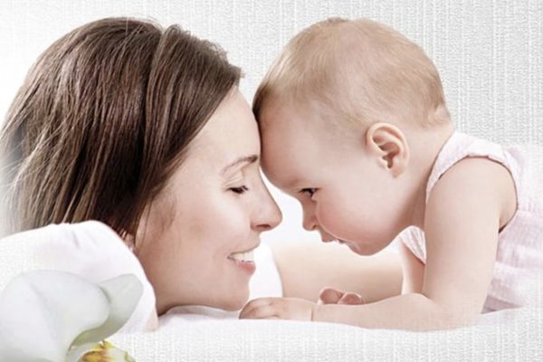 Мам, родивших детей 8 марта, поздравили в РНПЦ «Мать и дитя»