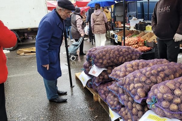 Ярмарка у Ледового дворца: что купить в дождь и ветер