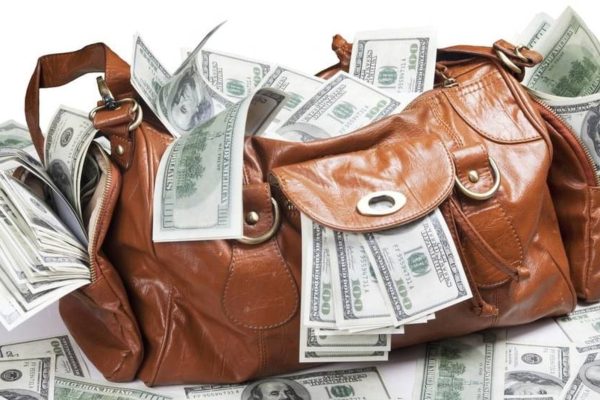 Как легально перевезти крупную сумму наличных через границу