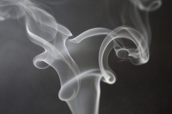 Невидимая угроза: чем опасно пребывание в прокуренных помещениях