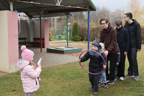 Столичные старшеклассники провели день в детском саду