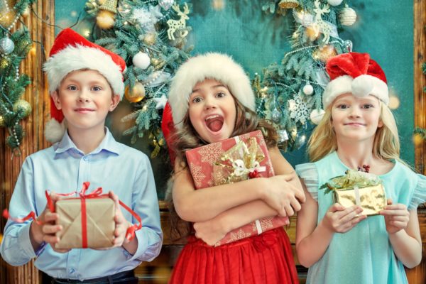 Новогодние подарки детям сотрудников освобождены от страховых взносов