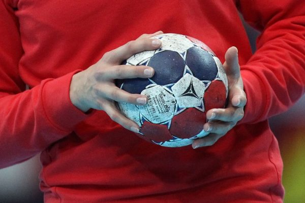 Лидеры женского гандбольного чемпионата Беларуси победили в 13-м туре