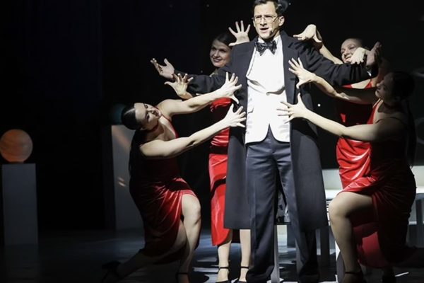 Премьера спектакля-концерта «Давайте чокнемся!» прошла в Молодежном театре 