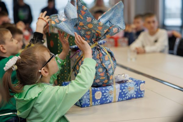 Сотрудники А1 исполнили новогодние желания воспитанников детских учреждений