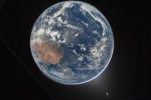 NASA показало первые снимки Земли с корабля Orion